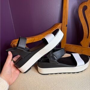 Sorel Two-Tone Platform Velcro wedged  Sandals with good grip for walking